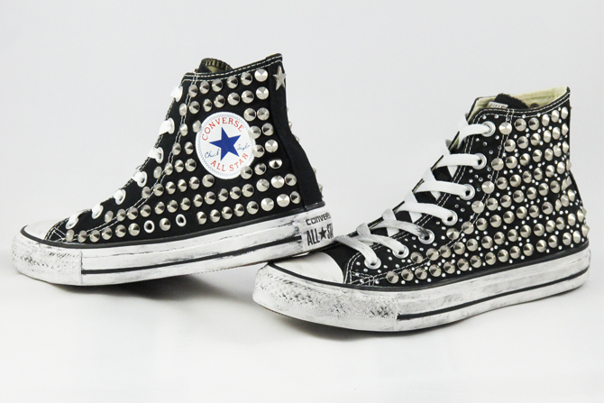 converse e borchie