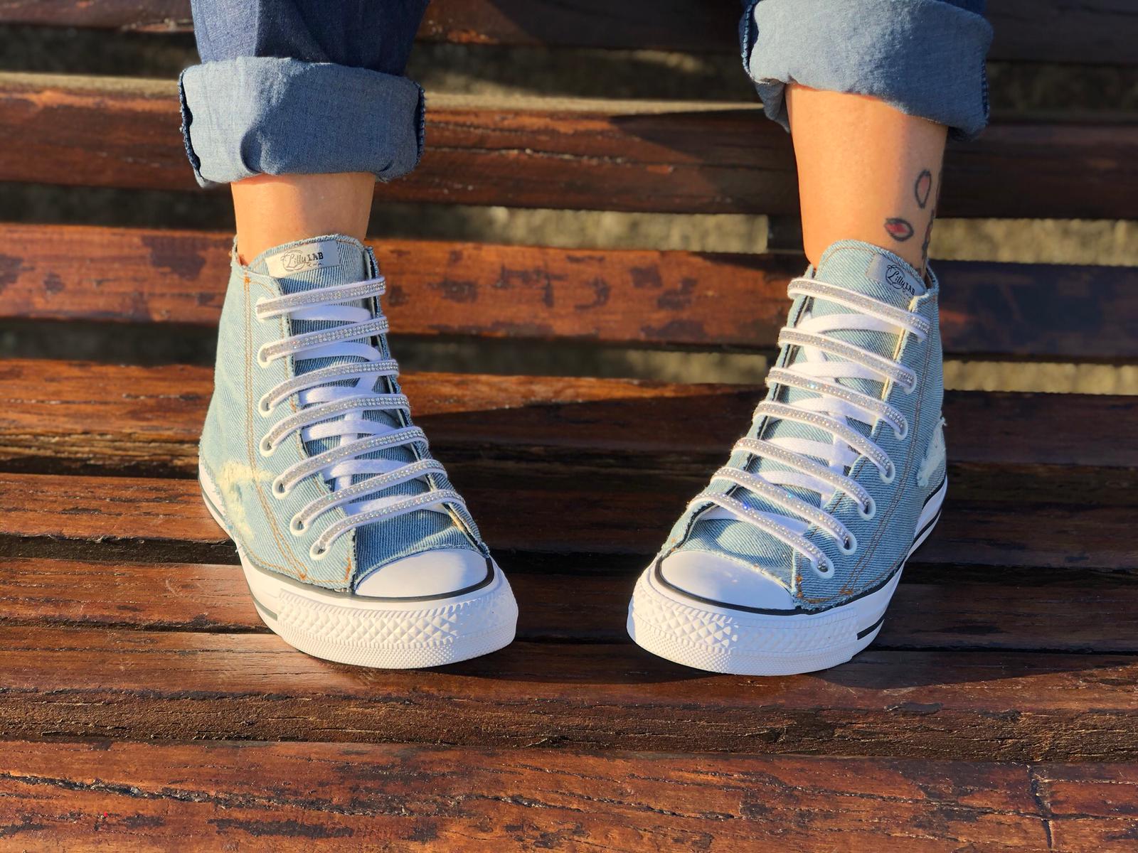 converse bianche lacci neri jeans