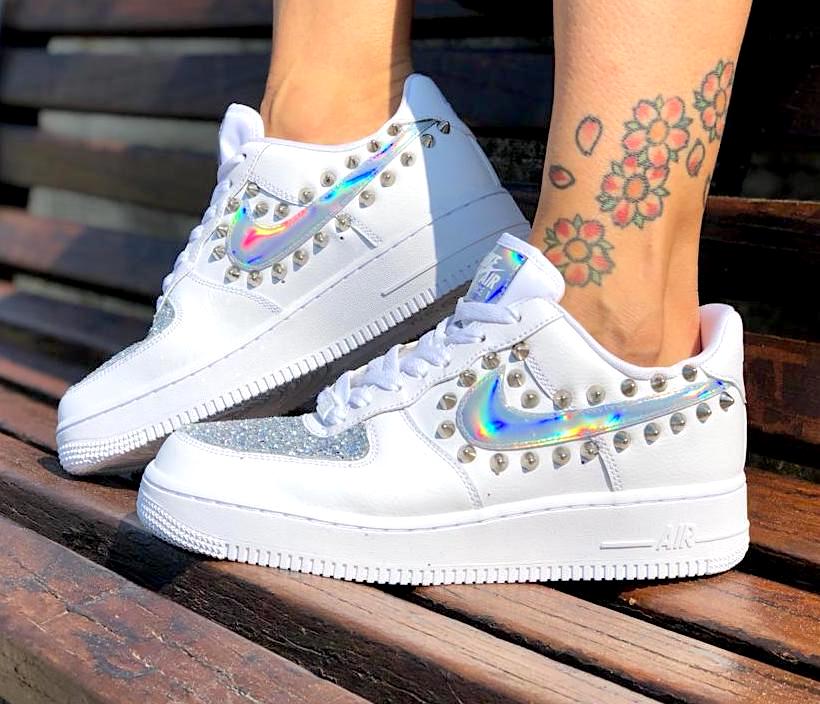 Nike Air Force One Custom Baffo Argento Cangiante, Borchie & Glitter Nike Air Force One Custom Baffo Argento Cangiante, Borchie & Glitter