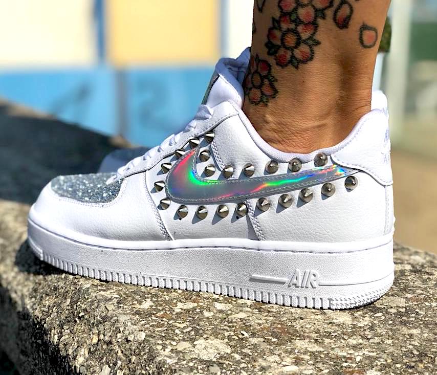 Nike Air Force One Custom Baffo Argento Cangiante, Borchie & Glitter Nike Air Force One Custom Baffo Argento Cangiante, Borchie & Glitter