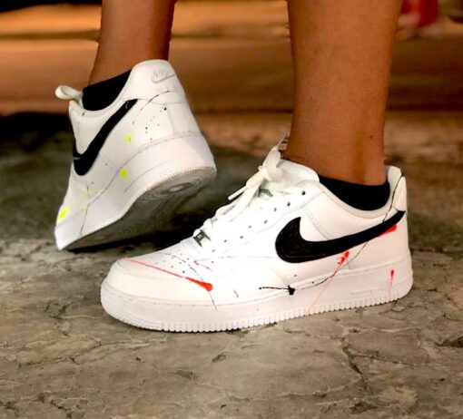 Nike nere con baffo bianco top