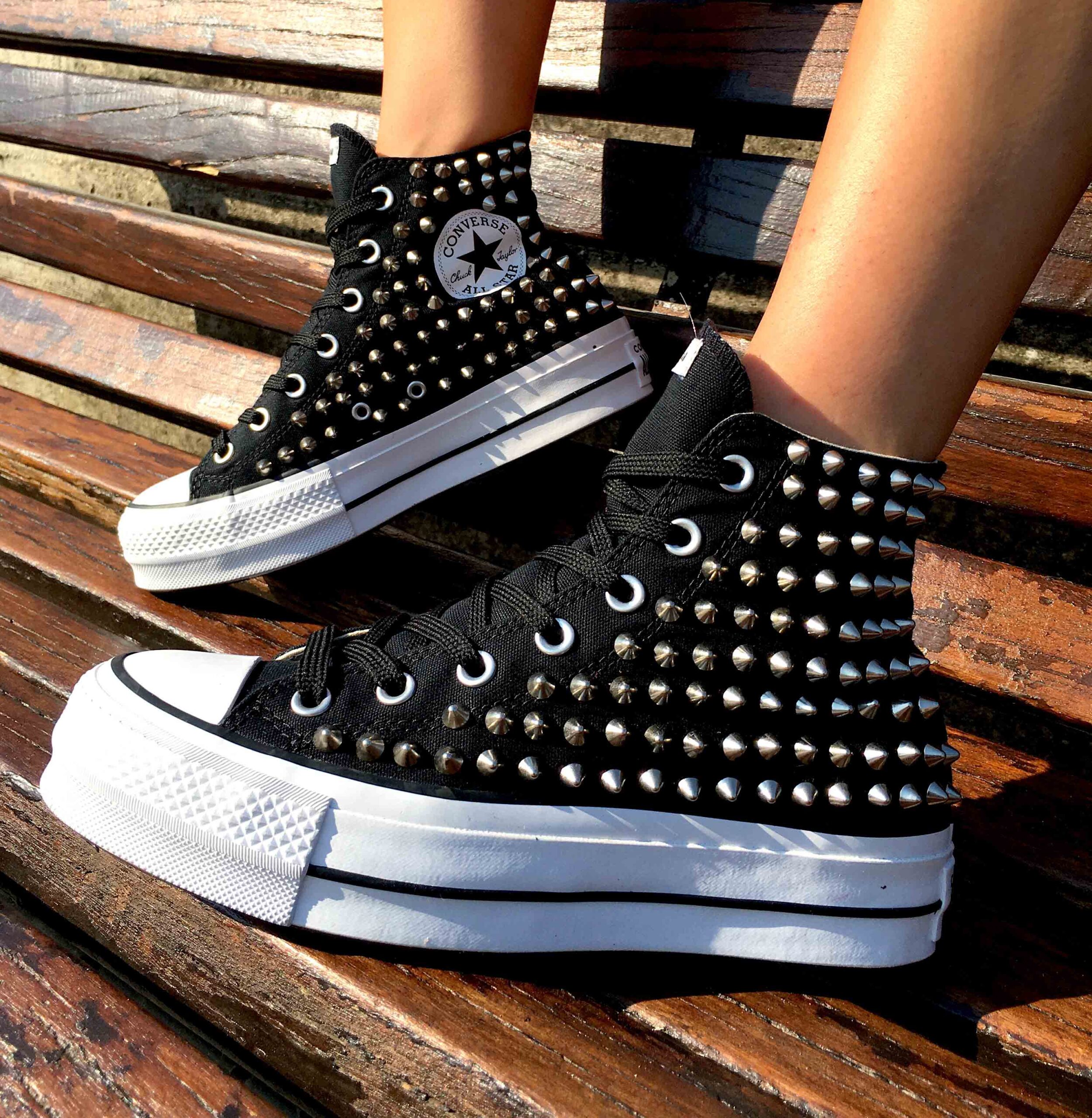 converse nere pelle borchie