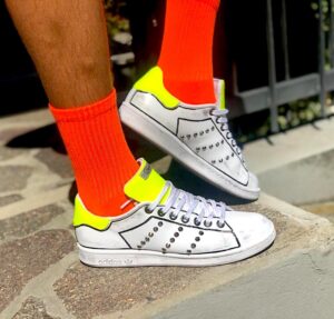 Adidas Stan Smith Personalizzate Profili Neri Dipinti, Accessori Giallo Fluo & Borchie