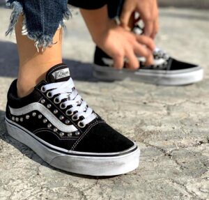 Vans Custom Old Skool Borchie & Sporcatura Vintage
