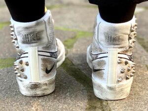 Nike Blazer Customized Borchie, Swoosh Disegnato & Sporcatura Vintage