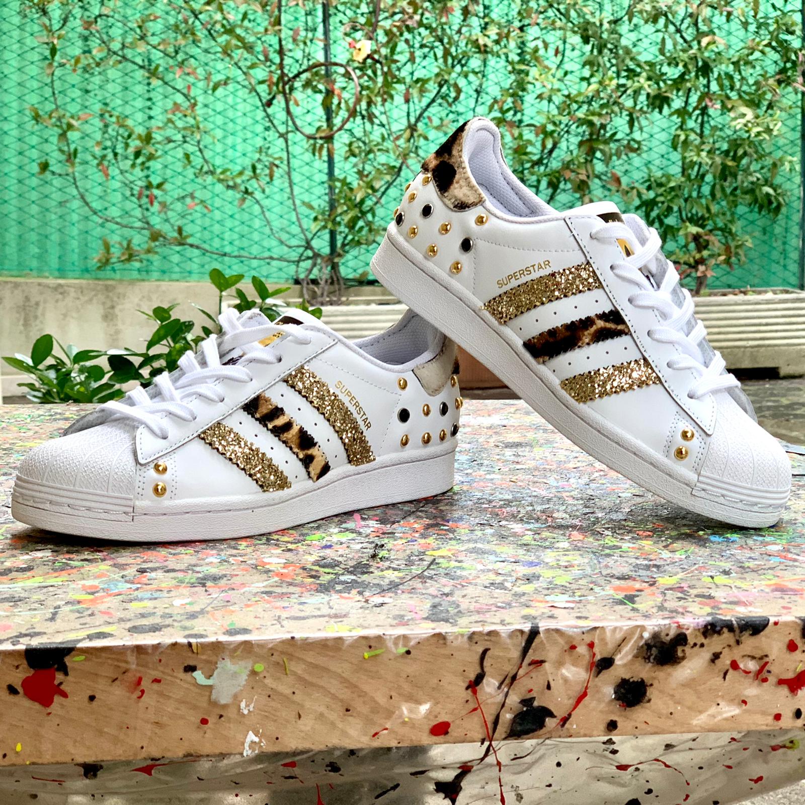 adidas superstar borchiate uomo