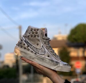 Nike Blazer Customized Borchie, Swoosh Disegnato & Sporcatura Vintage