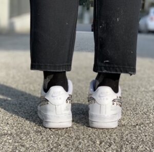 Nike Air Force One Custom Swoosh Argento Squamato, Borchie & Sporcatura Vintage