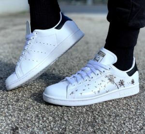 stan smith nere fiori