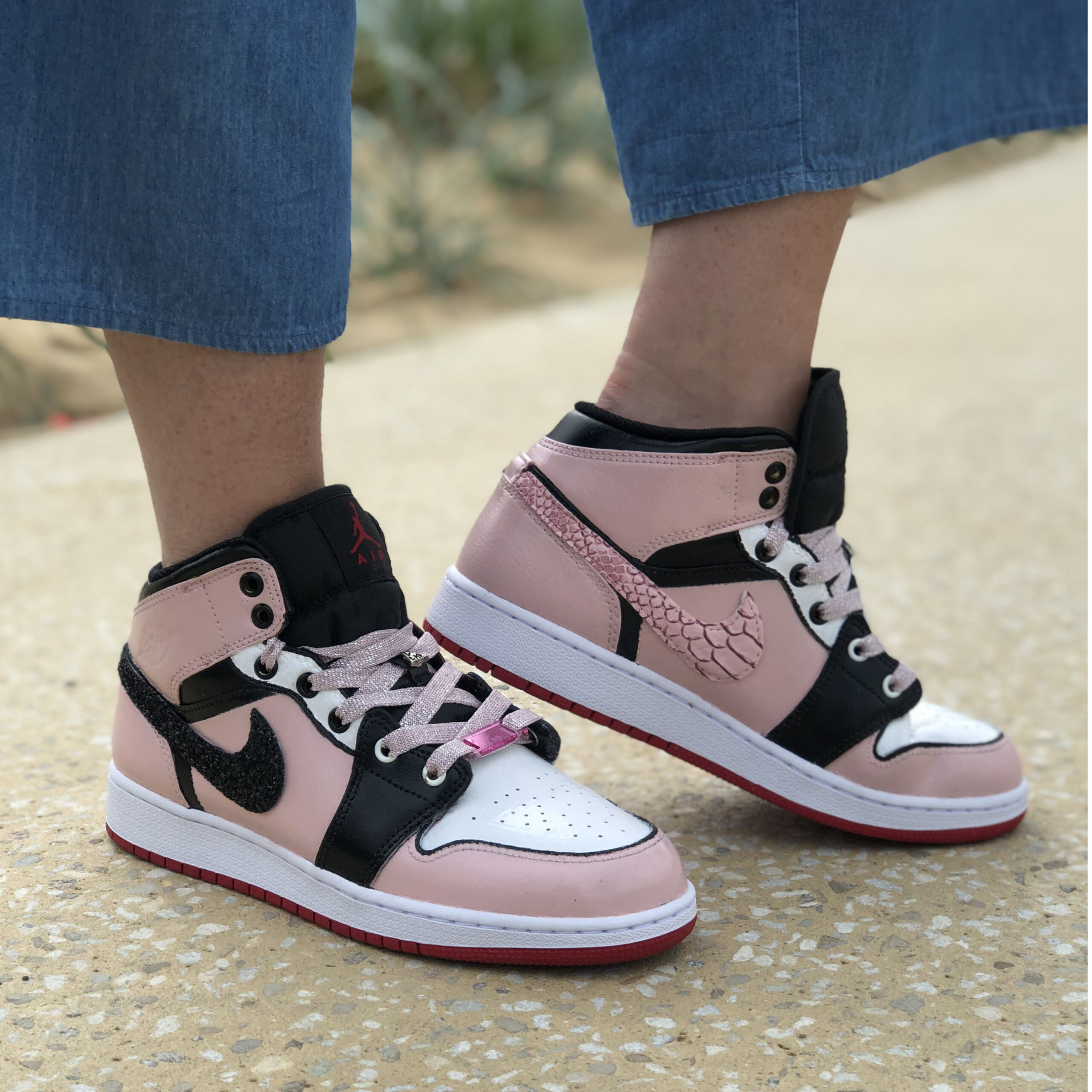 Nike Jordan 1 Custom Rosa Nero Swoosh Glitter & Squamato مقابض دواليب خشب
