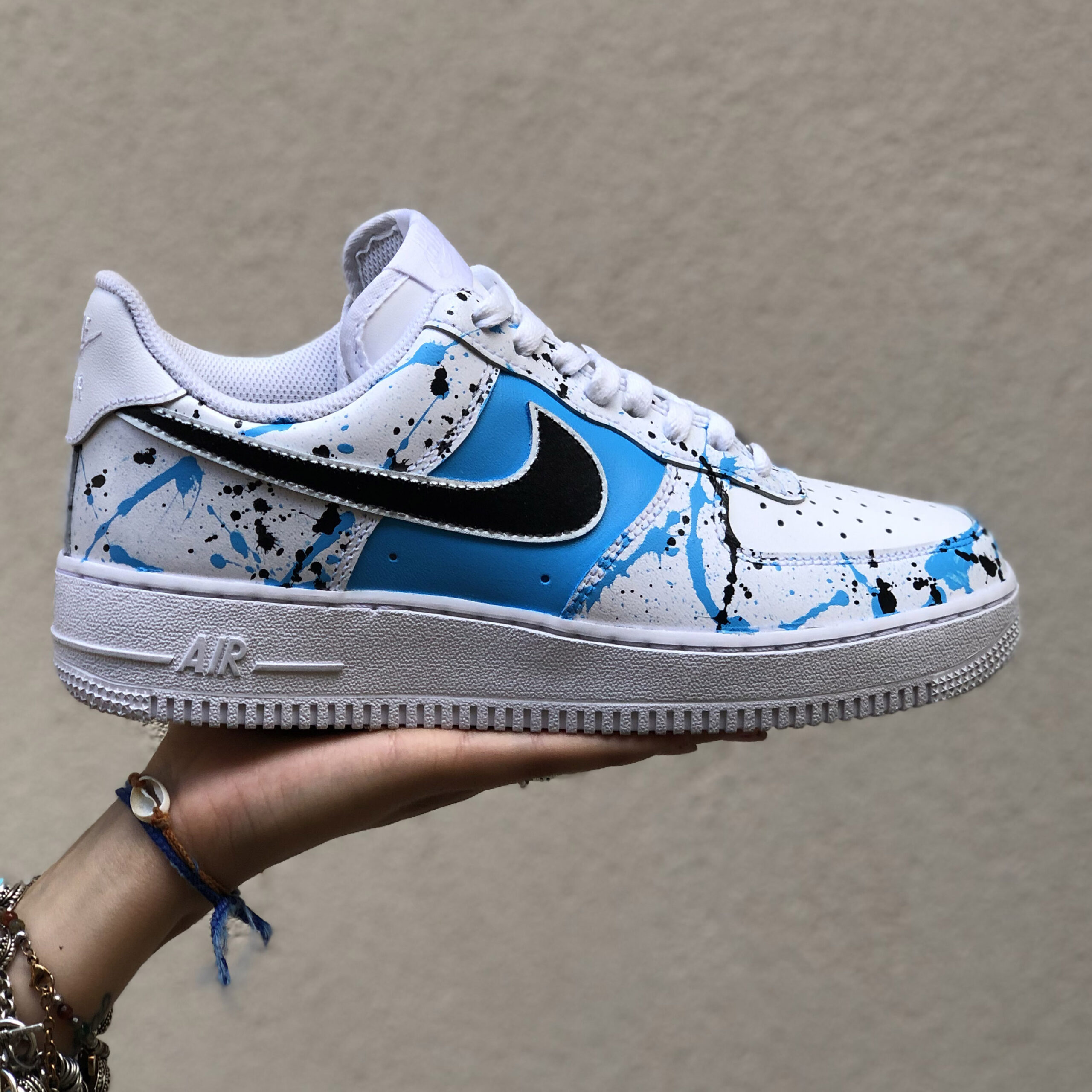 Nike Air Force One Custom Swoosh Nero, Sporcatura Azzurro e Nero