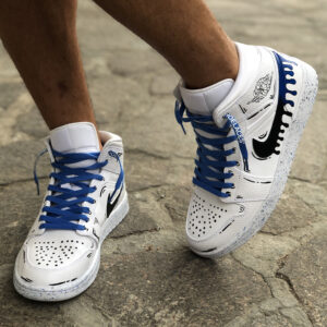 Nike Jordan 1 Custom Swoosh Effetto Goccia, Sporcatura Blu e Nera e Laccetti Blu