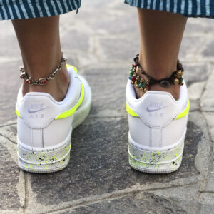Nike Air Force One Custom Swoosh, Sporcatura e Laccetti Giallo Fluo