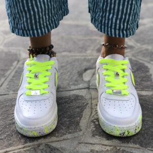 Nike Air Force One Custom Swoosh, Sporcatura e Laccetti Giallo Fluo