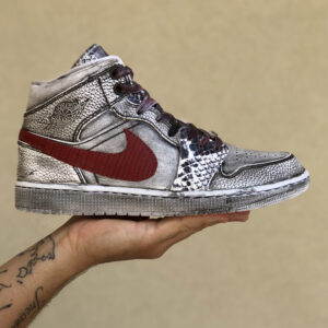 Nike Jordan 1 Custom Délavé Con Swoosh Bordeaux e Inserti Squamato