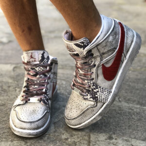 Nike Jordan 1 Custom Délavé Con Swoosh Bordeaux e Inserti Squamato
