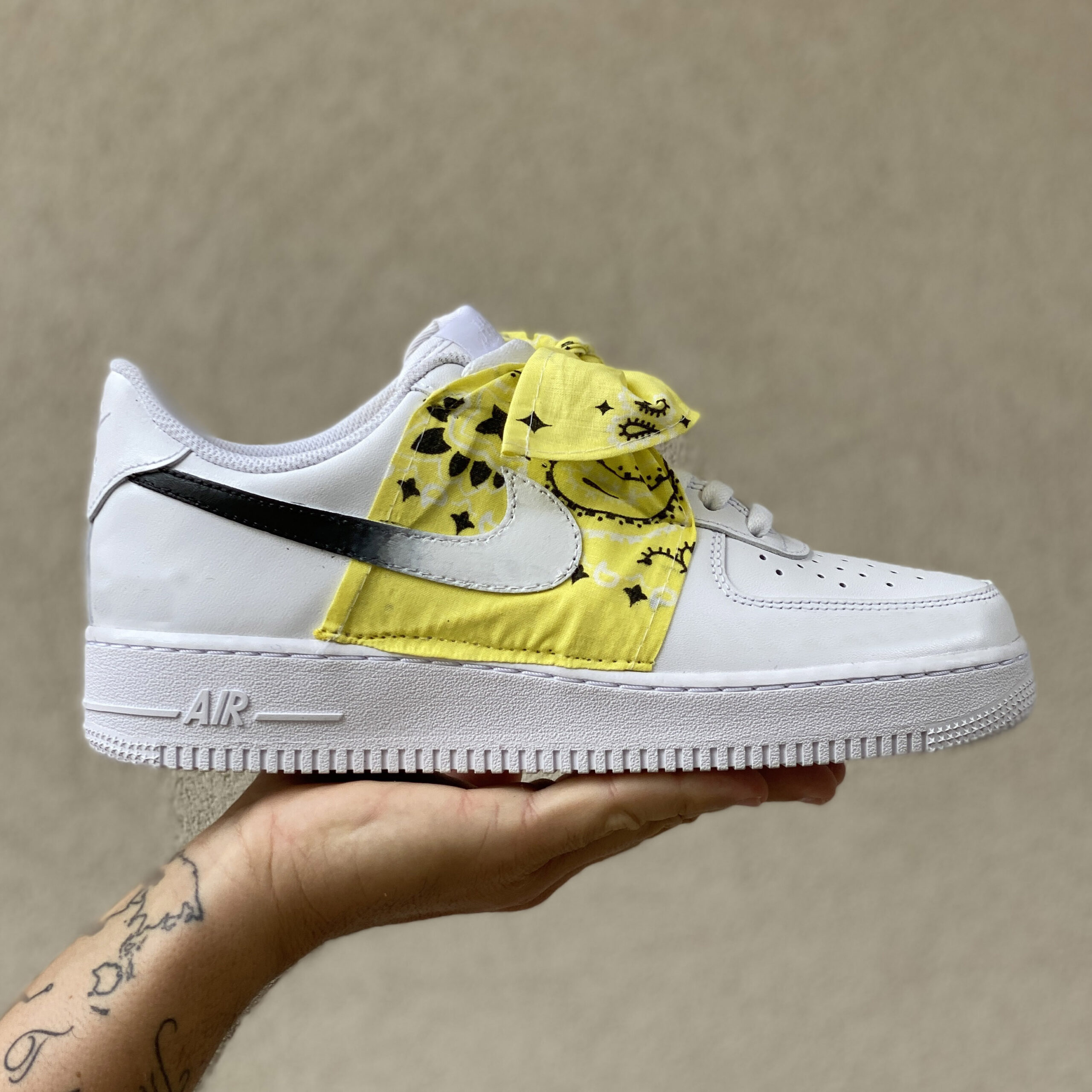 Nike Air Force One Custom Bandana Gialla Con Fiocco e Swoosh Sfumato Nero