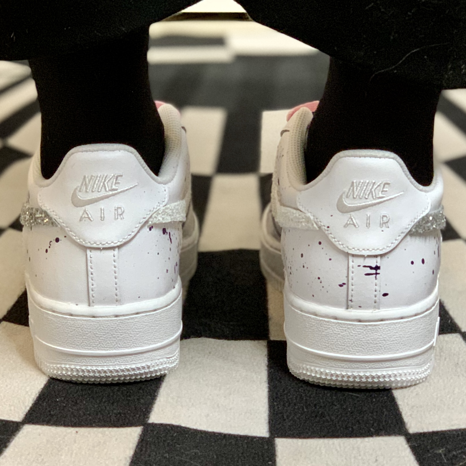 Nike air force basse bianche e argento sale