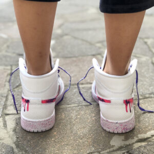 Nike Jordan 1 Custom Swoosh Effetto Goccia, Sporcatura Fucsia e Viola e Laccetti in Strass