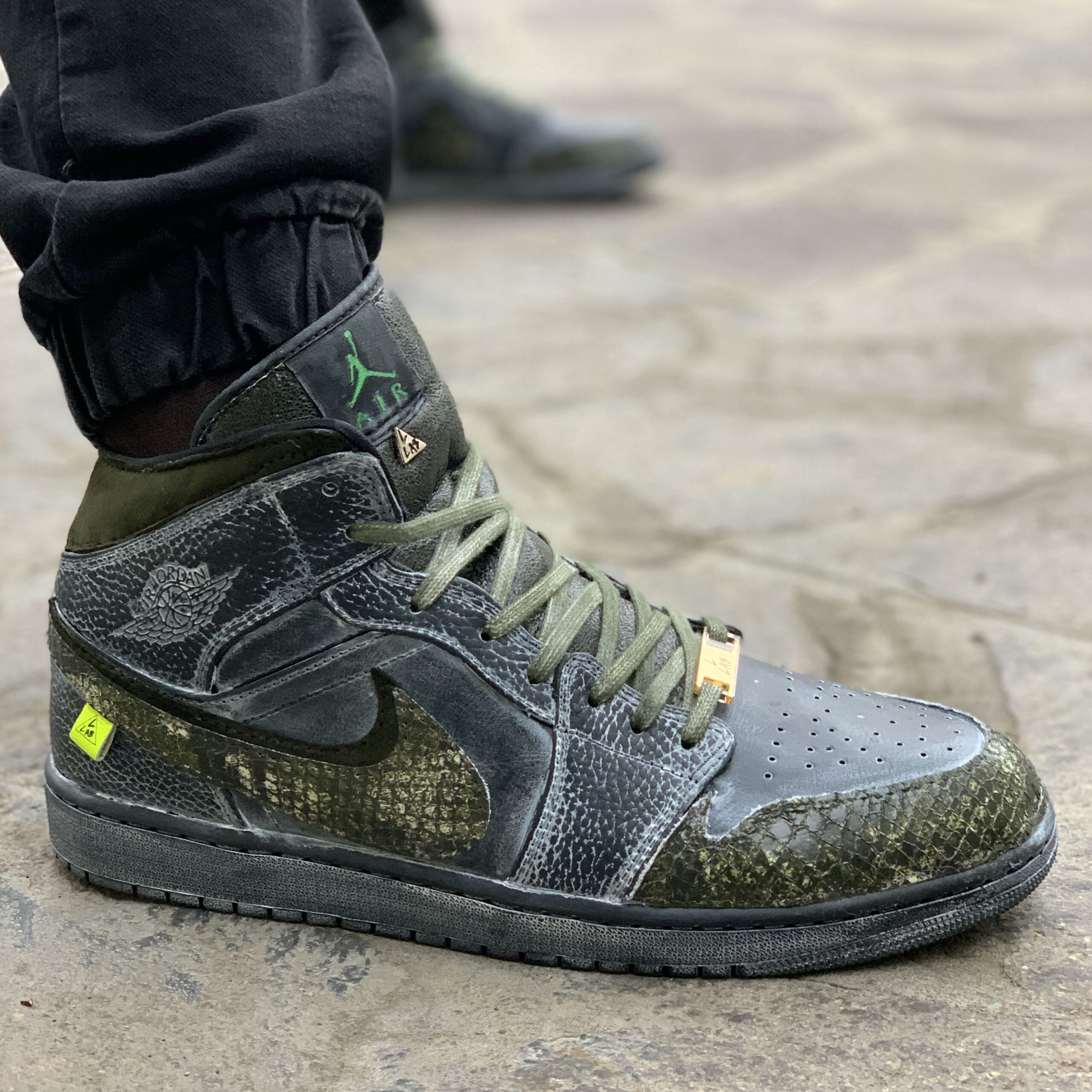 Nike Jordan 1 Custom Délavé Con Doppio Swoosh e Inserti Squamato