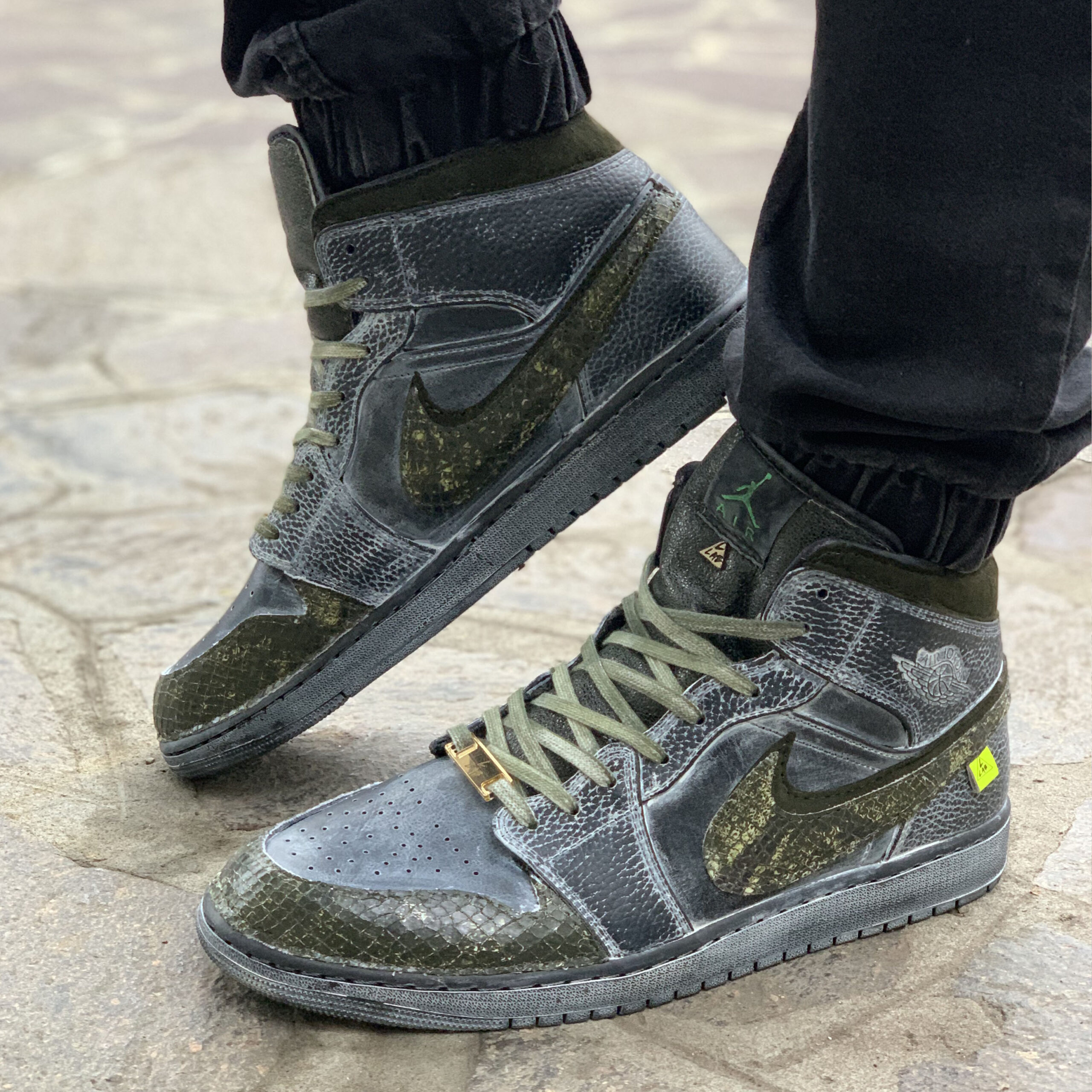 Nike Jordan 1 Custom Délavé Con Doppio Swoosh e Inserti Squamato