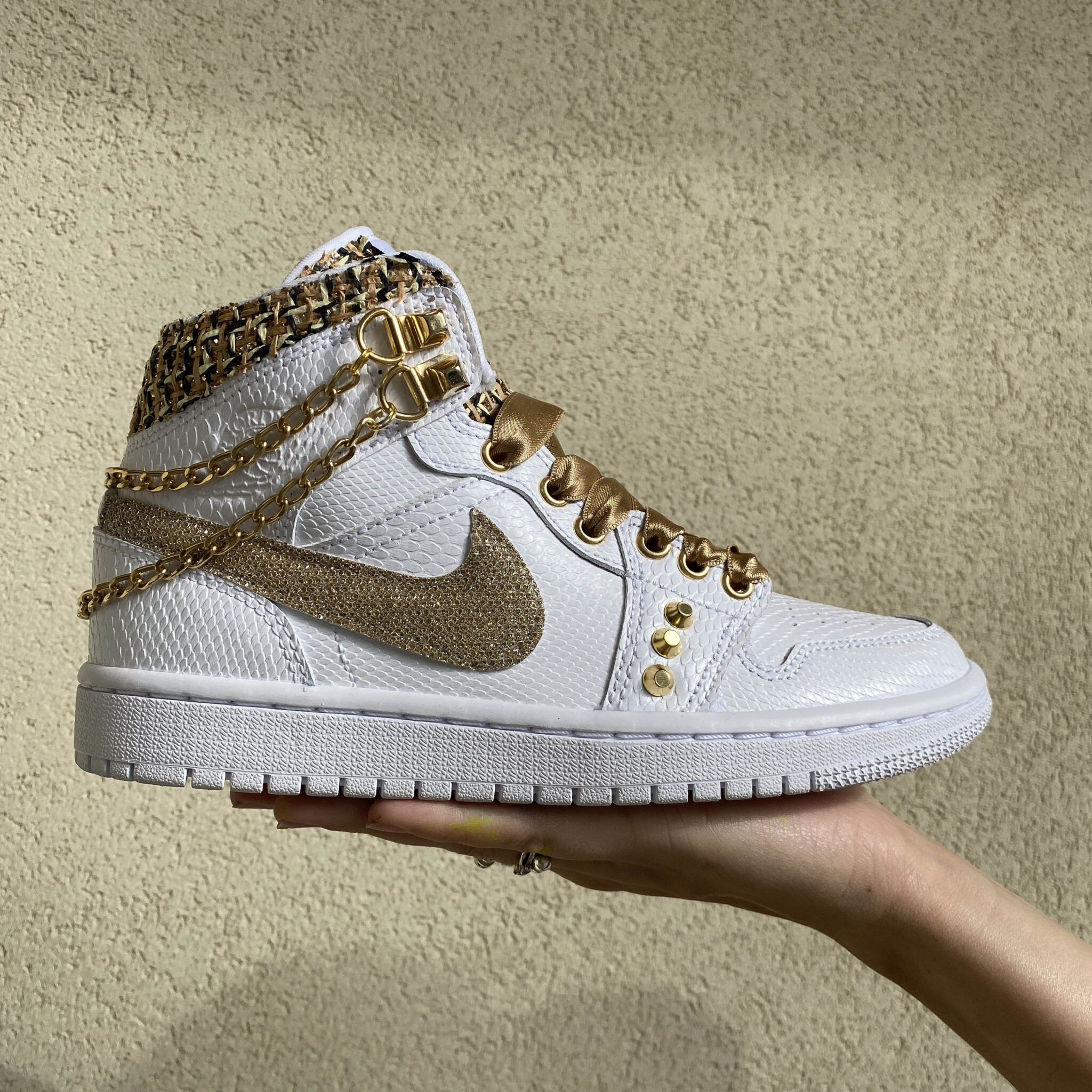 Nike Jordan 1 Custom Swoosh Glitter Oro e Borchie LLab Scarpe Custom