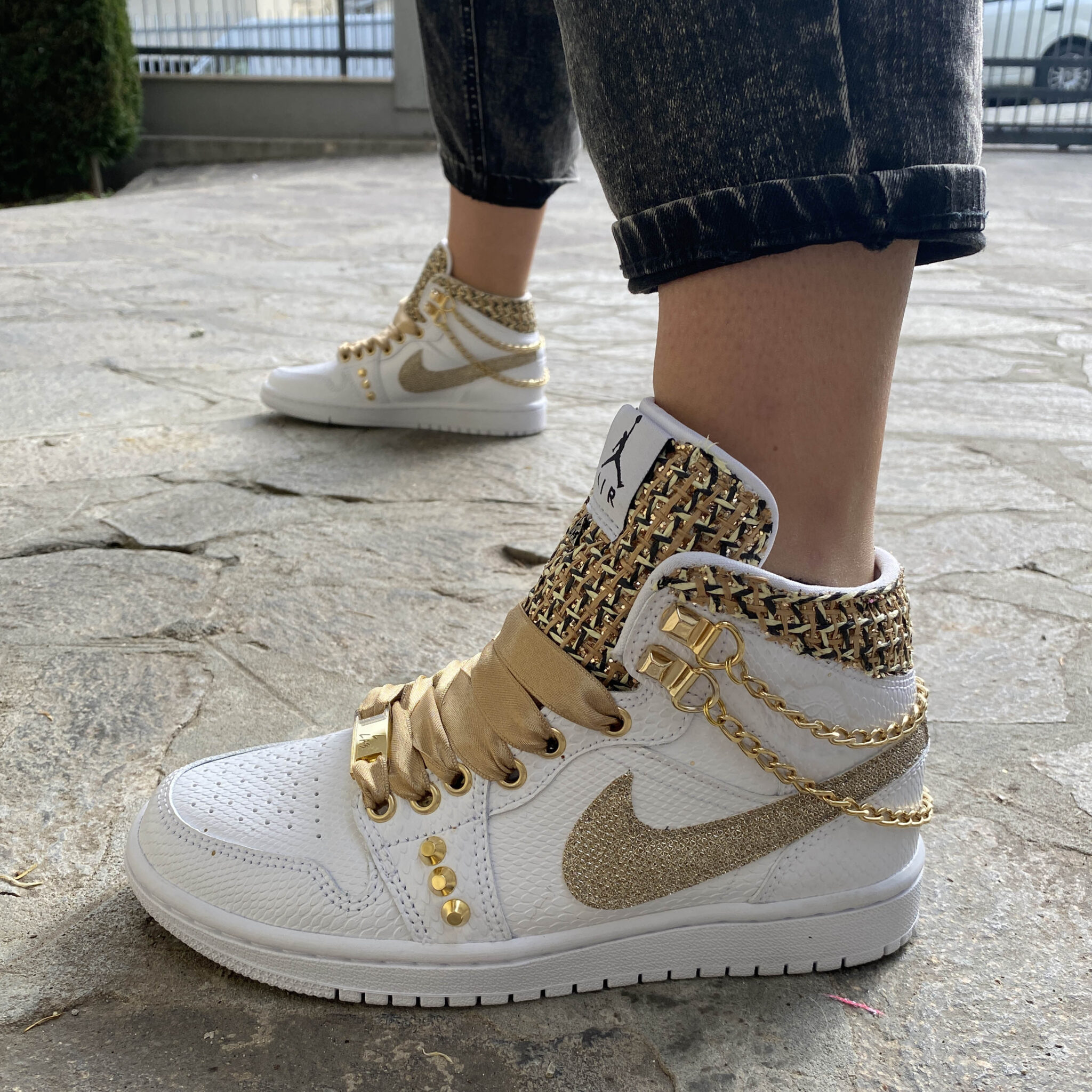 Nike Jordan 1 Custom Swoosh Glitter Oro e Borchie LLab Scarpe Custom