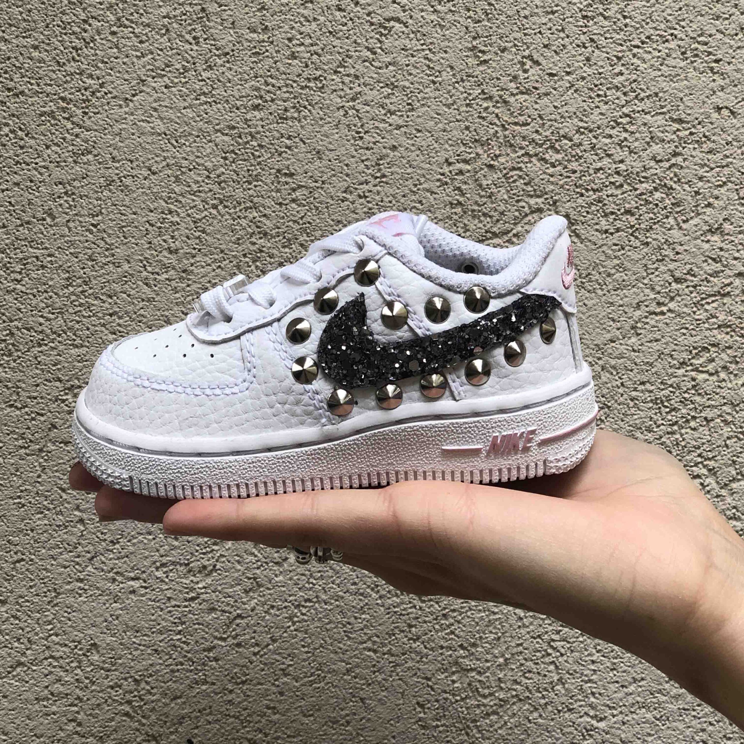 Nike Air Force One Custom Kids Swoosh Glitter Nero e Borchie