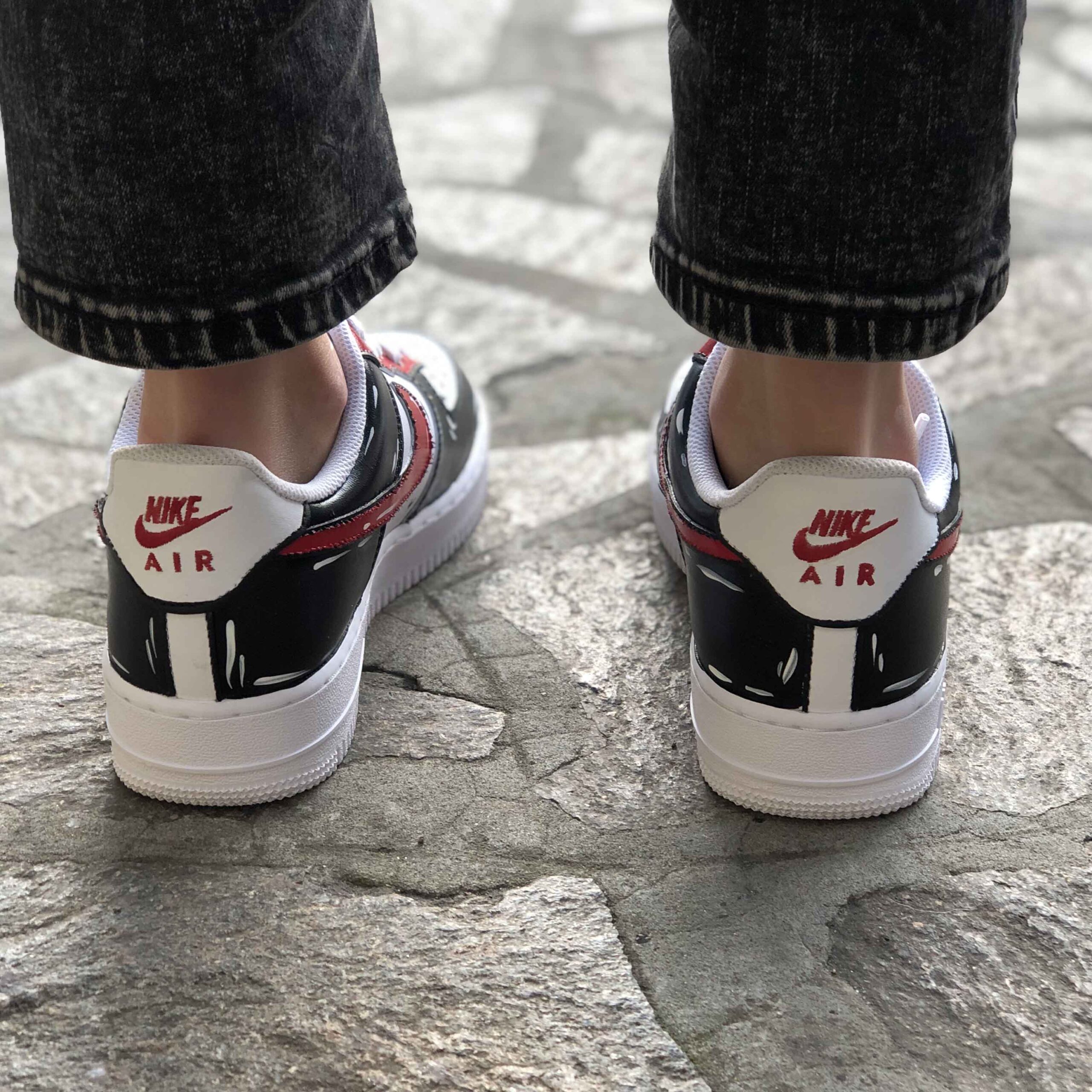 Nike Air Force One Custom Cartoon Dipinte A Mano Nero & Rosso - Vol 2