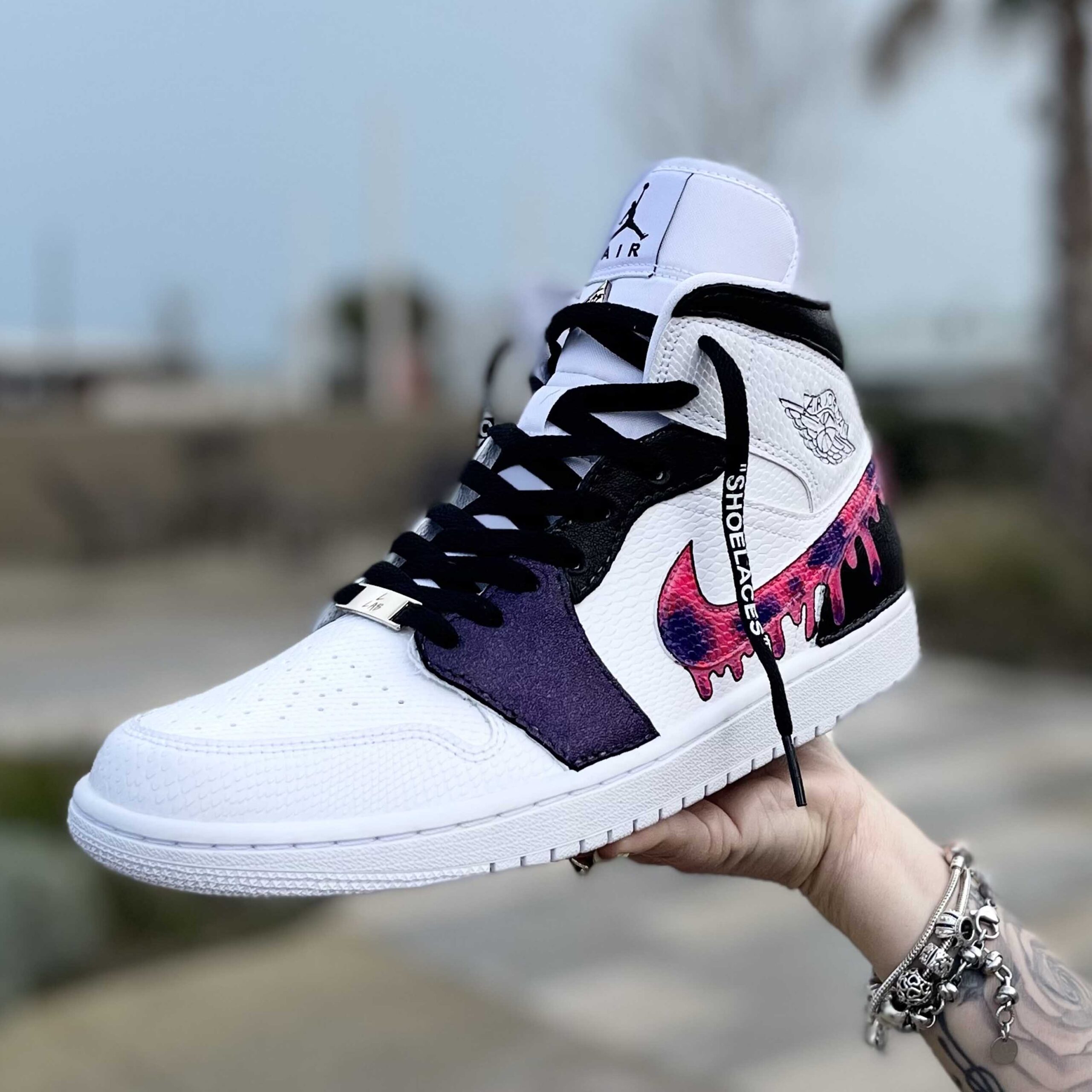 Nike Jordan 1 Custom Swoosh Effetto Goccia, Inserti cuciti a mano e Lacci Neri
