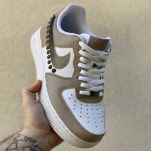 Nike Air Force One Custom Dipinte A Mano Beige Swoosh Sfumato Marrone con Borchie