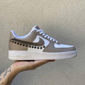 Nike Air Force One Custom Dipinte A Mano Beige Swoosh Sfumato Marrone con Borchie