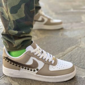 Nike Air Force One Custom Dipinte A Mano Beige Swoosh Sfumato Marrone con Borchie