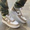 Nike Air Force One Custom Dipinte A Mano Beige Swoosh Sfumato Marrone con Borchie