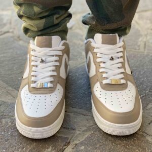 Nike Air Force One Custom Dipinte A Mano Beige Swoosh Sfumato Marrone con Borchie
