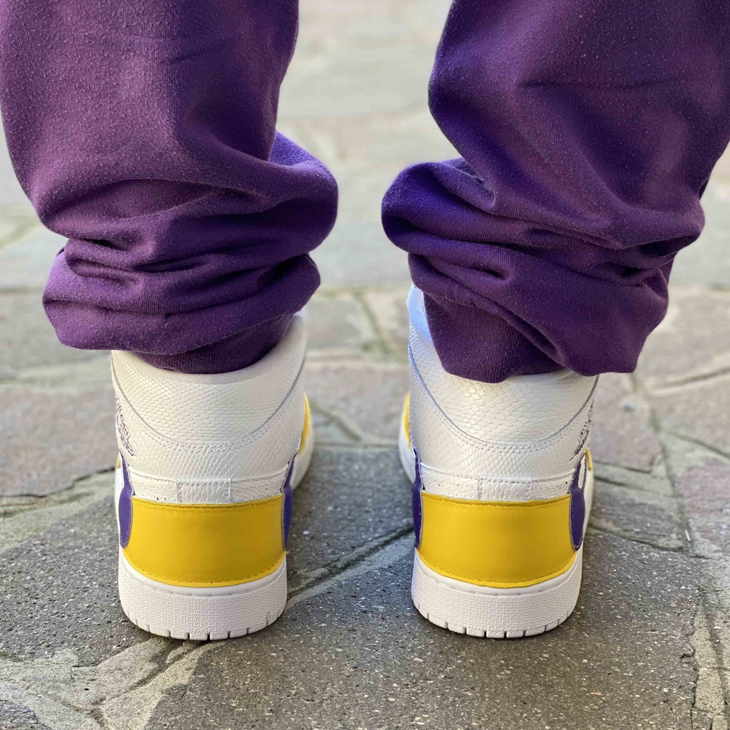 Nike Jordan 1 Custom LA Giallo Viola con Swoosh Rovesciato
