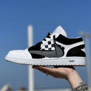 Nike Jordan 1 Custom Low Dipinta a Mano Scacchi, Doppio Swoosh Rovesciato e Lacci Neri