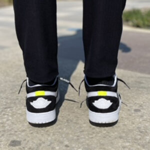 Nike Jordan 1 Custom Low Dipinta a Mano Scacchi, Doppio Swoosh Rovesciato e Lacci Neri