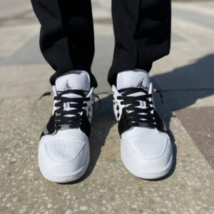 Nike Jordan 1 Custom Low Dipinta a Mano Scacchi, Doppio Swoosh Rovesciato e Lacci Neri