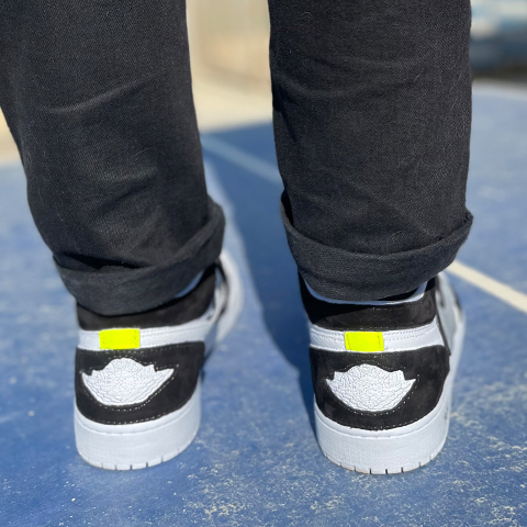 Nike Jordan 1 Custom Low Dipinta a Mano Scacchi, Doppio Swoosh Rovesciato e Lacci Giallo Fluo