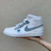 Nike Jordan 1 Custom Swoosh Jeans e Disegno Dipinto a Mano