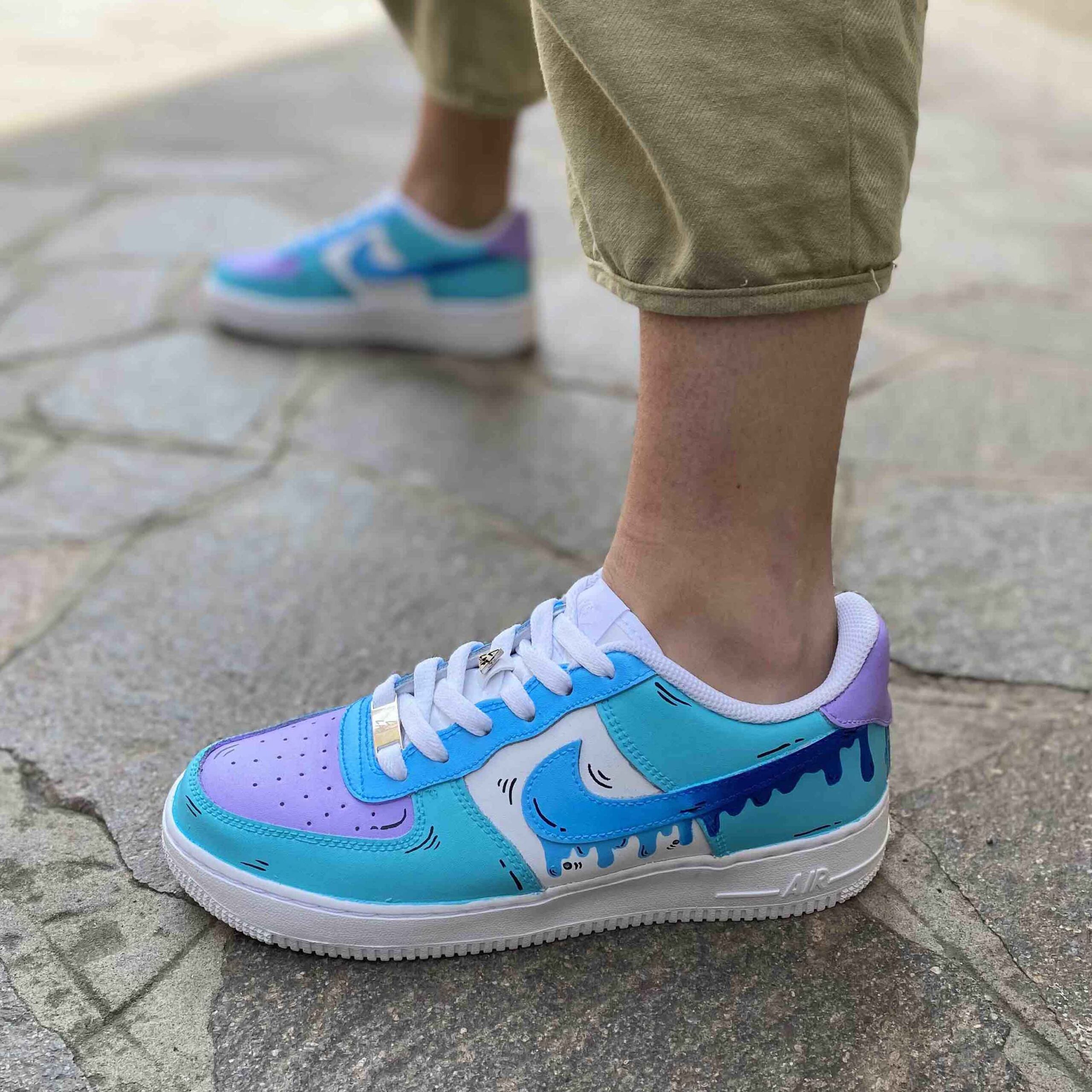 Nike Air Force One Custom Cartoon Dipinte A Mano Azzurro e Lilla, Swoosh Gocce Cadenti