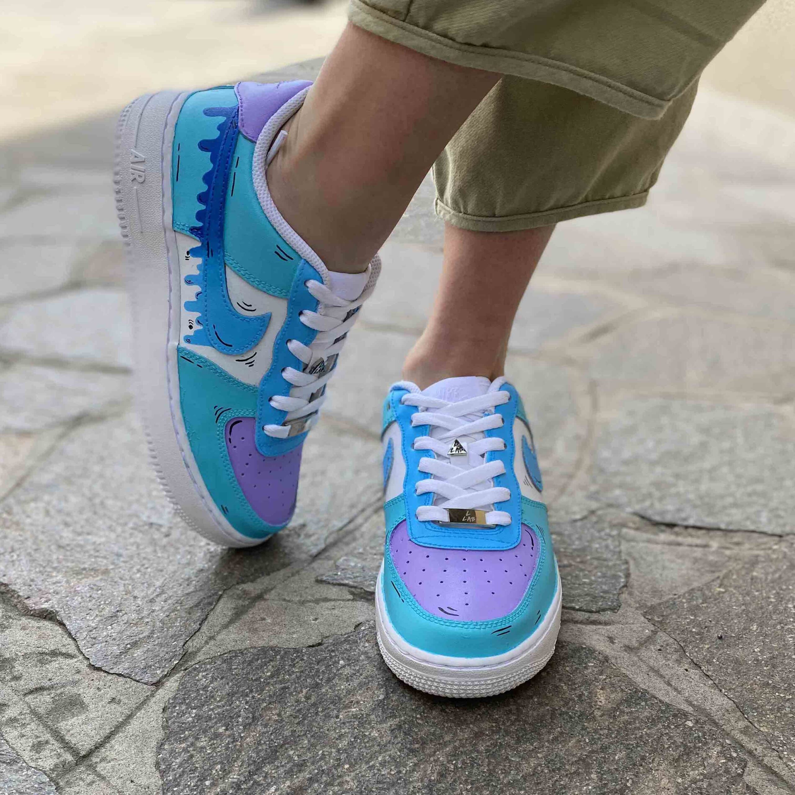 Nike Air Force One Custom Cartoon Dipinte A Mano Azzurro e Lilla, Swoosh Gocce Cadenti