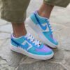 Nike Air Force One Custom Cartoon Dipinte A Mano Azzurro e Lilla, Swoosh Gocce Cadenti