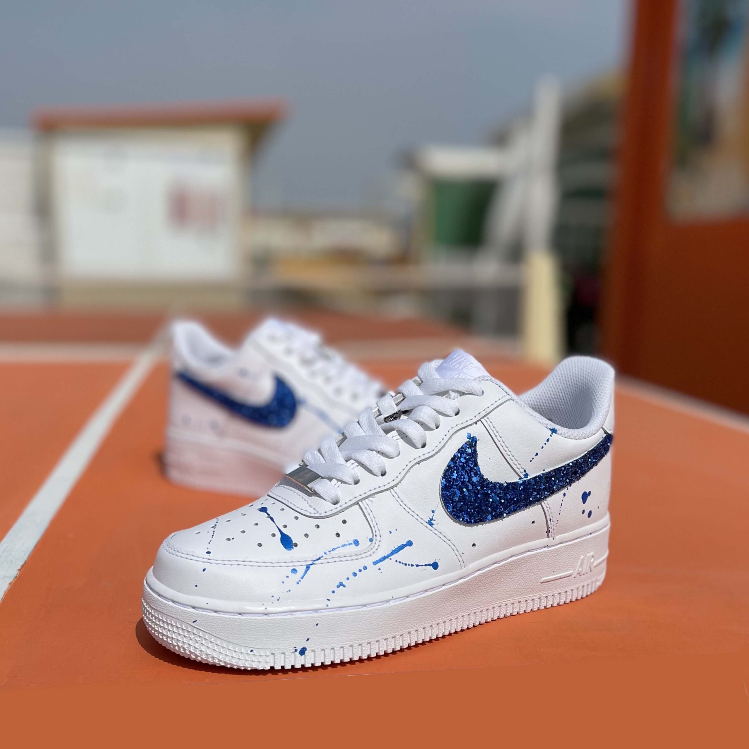 Nike Air Force One Custom Swoosh Glitter e Sporcatura Blu