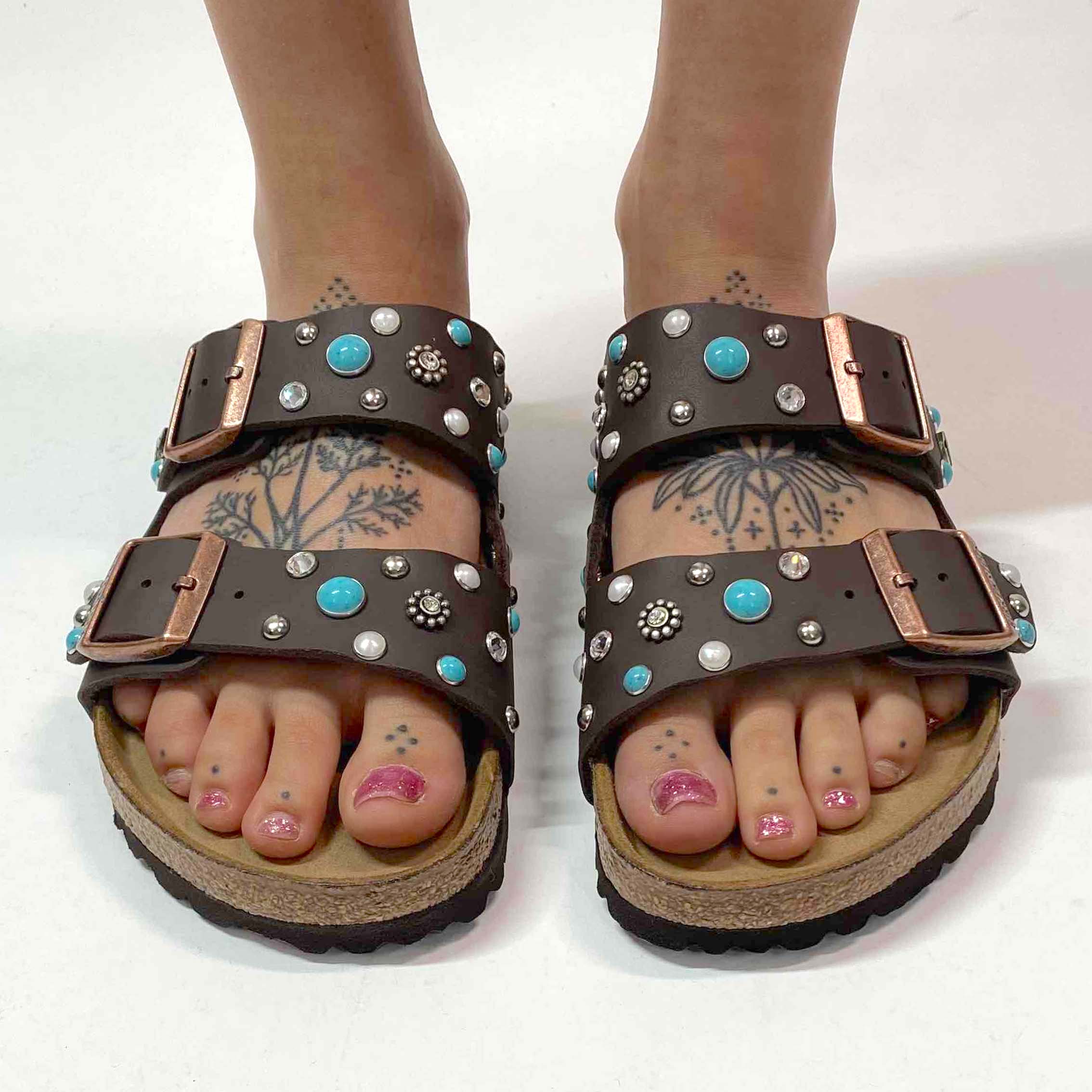Birkenstock Arizona Personalizzate Base Marrone Borchie Miste Turchesi, Perle Bianche e Strass