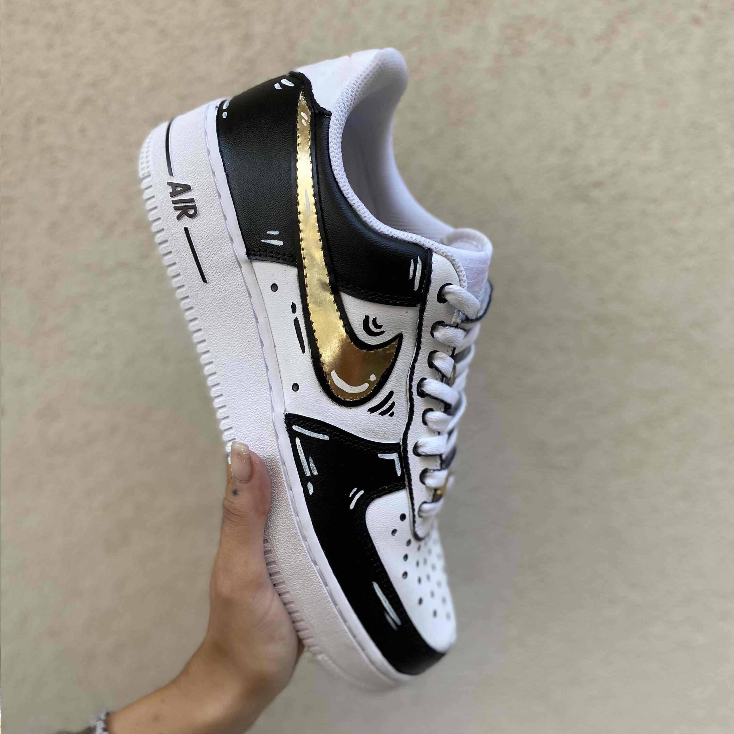 Nike Air Force One Custom Cartoon Dipinta a Mano Inserti Neri e Swoosh Oro