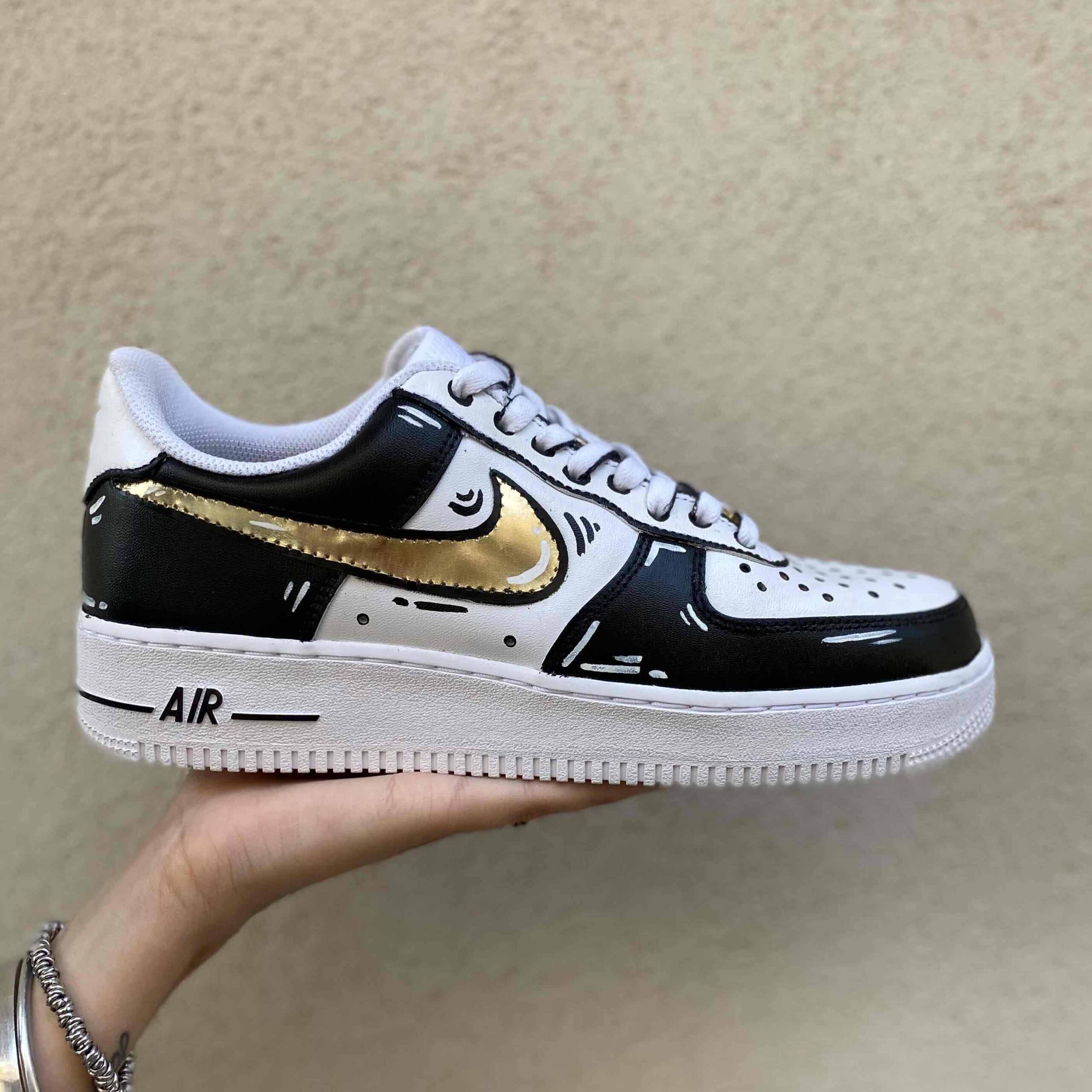 Nike Air Force One Custom Cartoon Dipinta a Mano Inserti Neri e Swoosh Oro