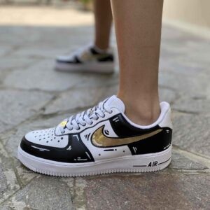 Nike Air Force One Custom Cartoon Dipinta a Mano Inserti Neri e Swoosh Oro