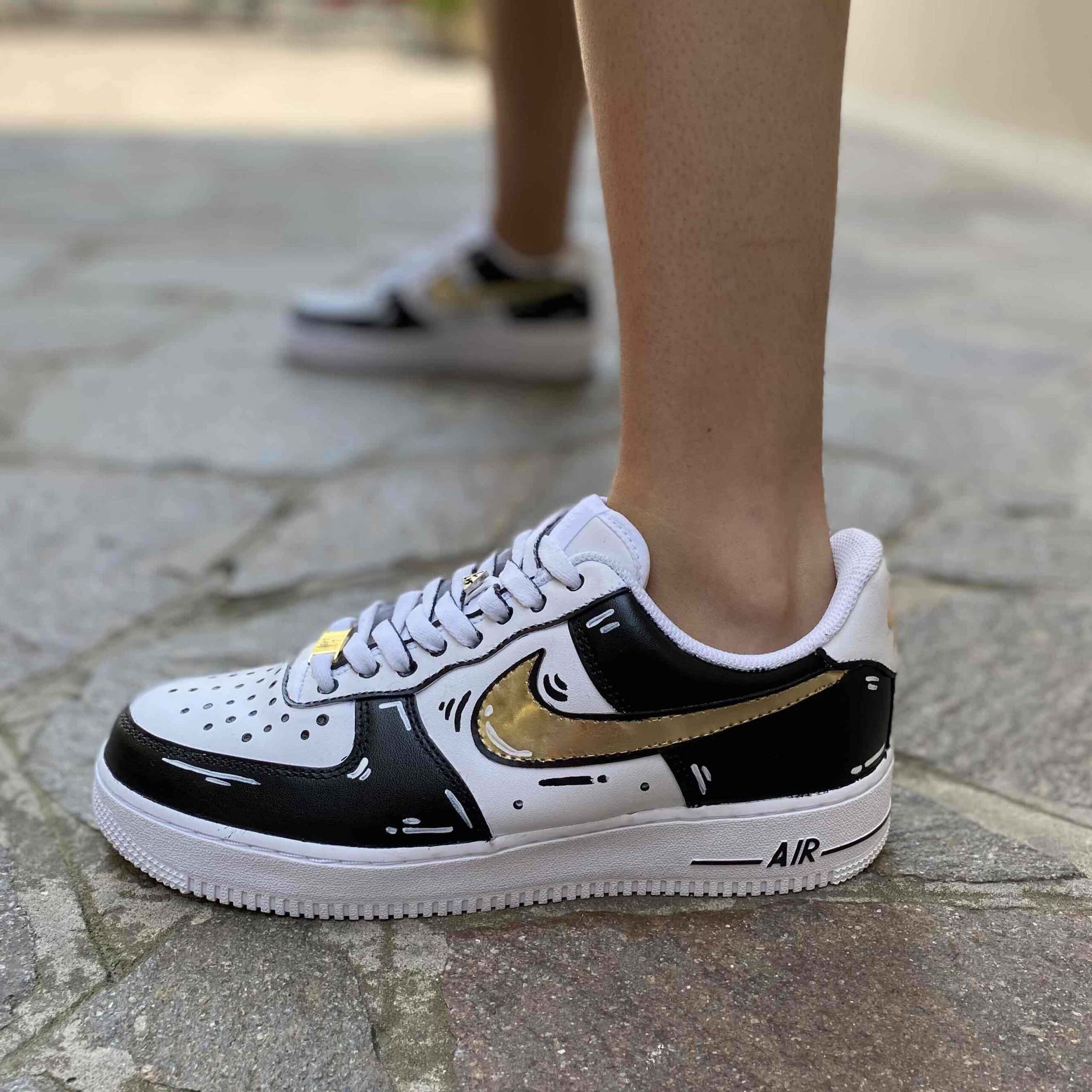 Nike Air Force One Custom Cartoon Dipinta a Mano Inserti Neri e Swoosh Oro